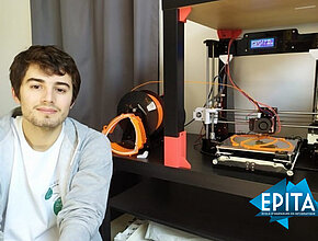 Alexi Vandevoorde, étudiant de l'EPITA devant une imprimante 3D - Agrandir l'image (fenêtre modale)