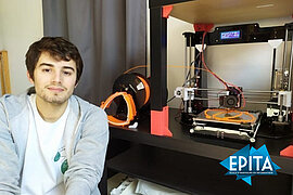 Alexi Vandevoorde, étudiant de l'EPITA devant une imprimante 3D