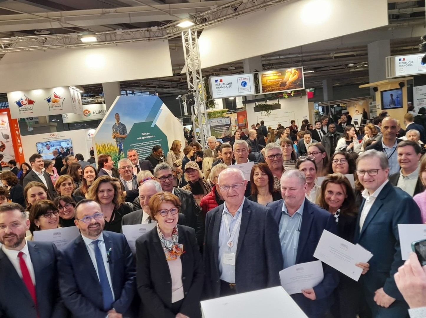 Des élus et des lauréats posent souriants avec leur prix, au sein d'un salon de l'Agriculture bondé - Agrandir l'image, fenêtre modale