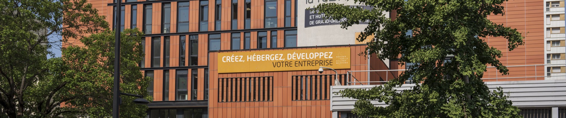 vue de la façade de la fabrique cachan