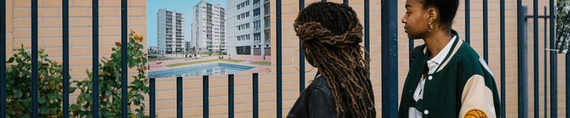 2 personnes regardent la photo d'une projection dans le futur de leur quartier