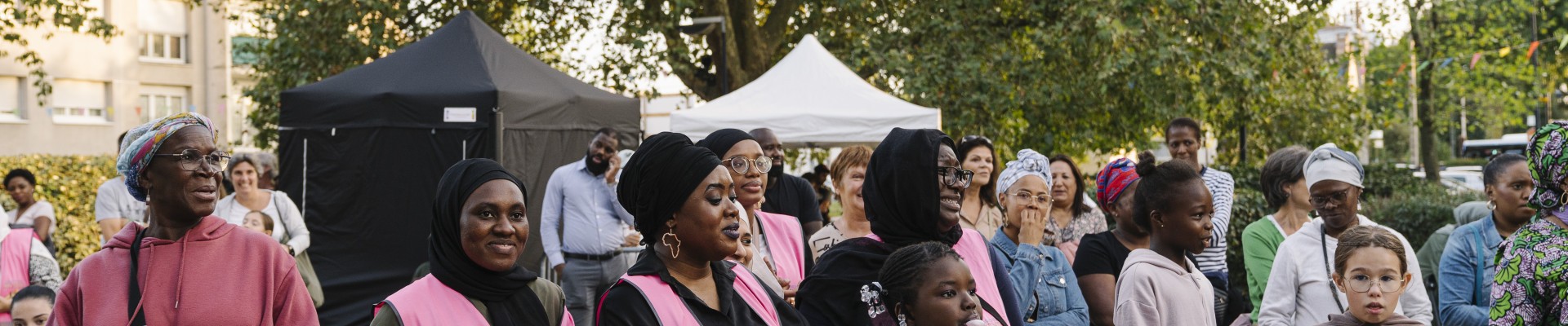 Des mamans et des enfants regardent un spectacle