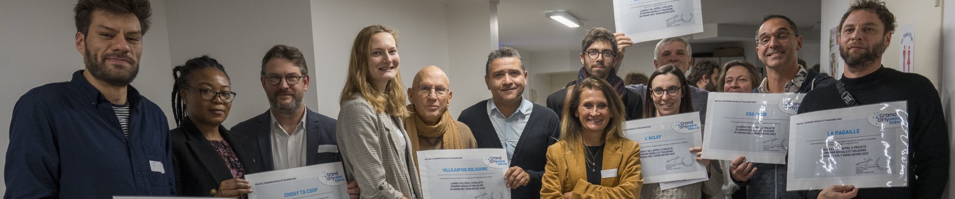 Des lauréats souriants posent avec leur prix dans les mains