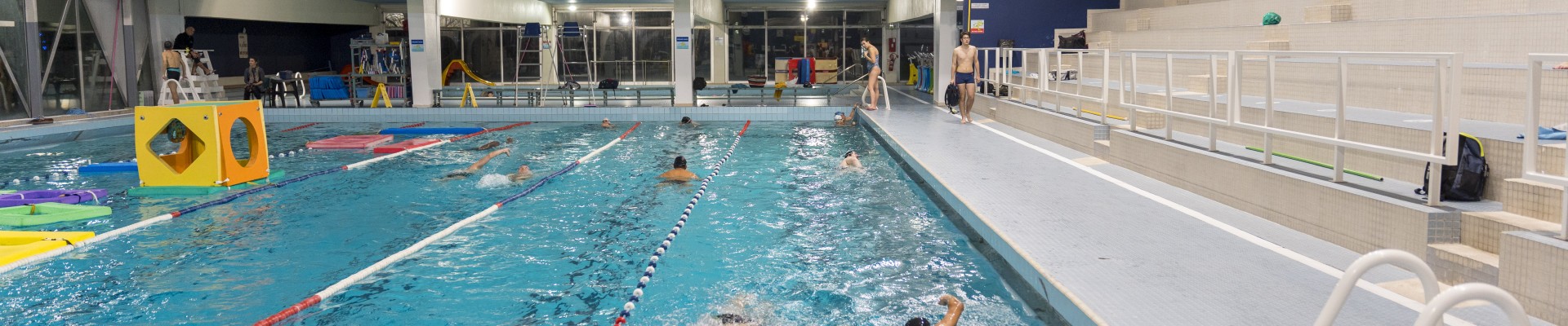 Nageurs dans la piscine Mélinée Manouchian à Fresnes