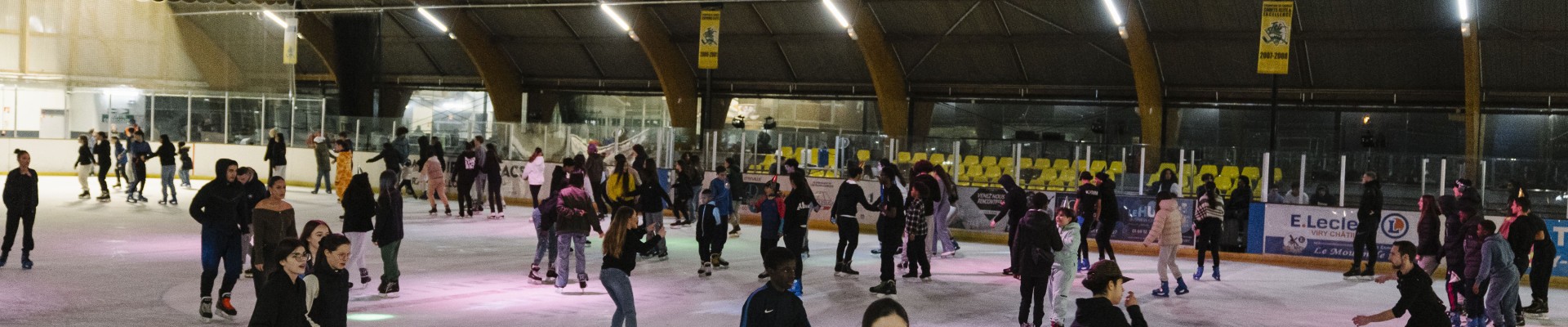 Des patineurs en plan large