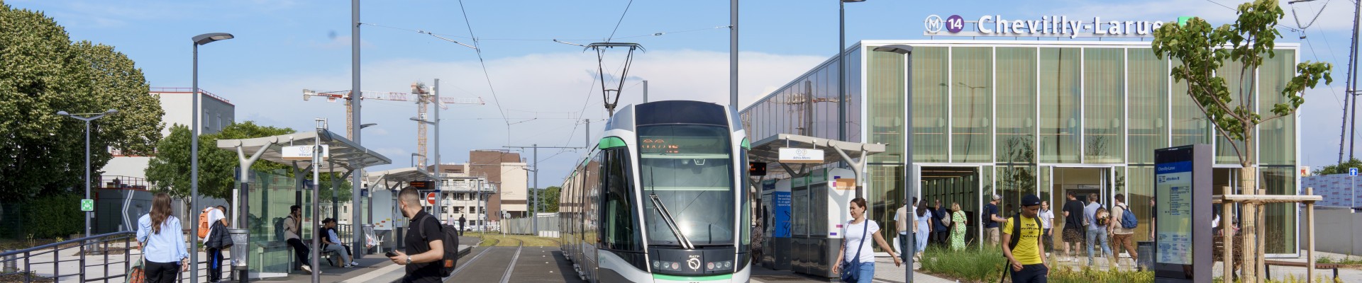Tram et gare au fond