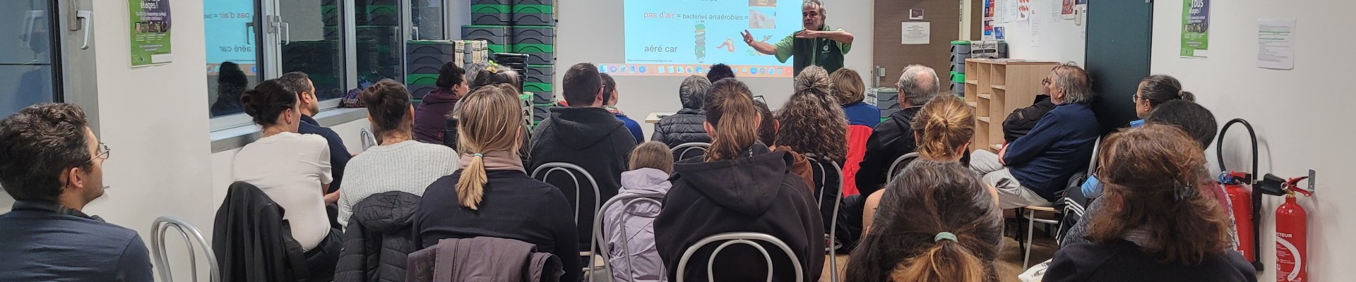 Un animateur explique comment utiliser un lombricomposteur pour composter en appartement