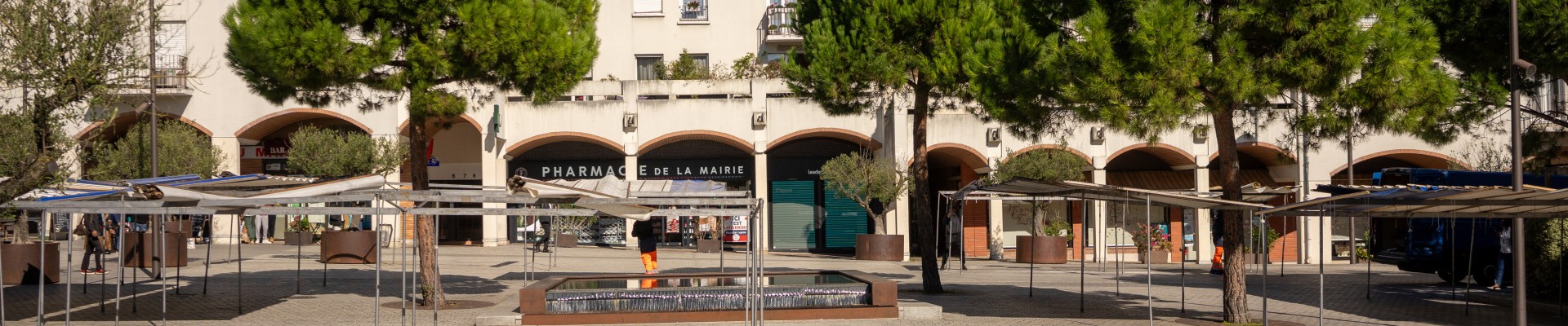 Place et commerces dans le fond