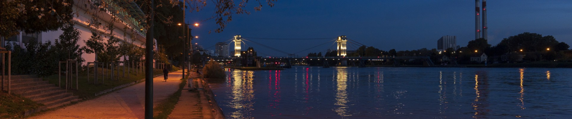 En fond les cheminées et le pont du Port-à-l'Anglais au premier plan les berges de Seine