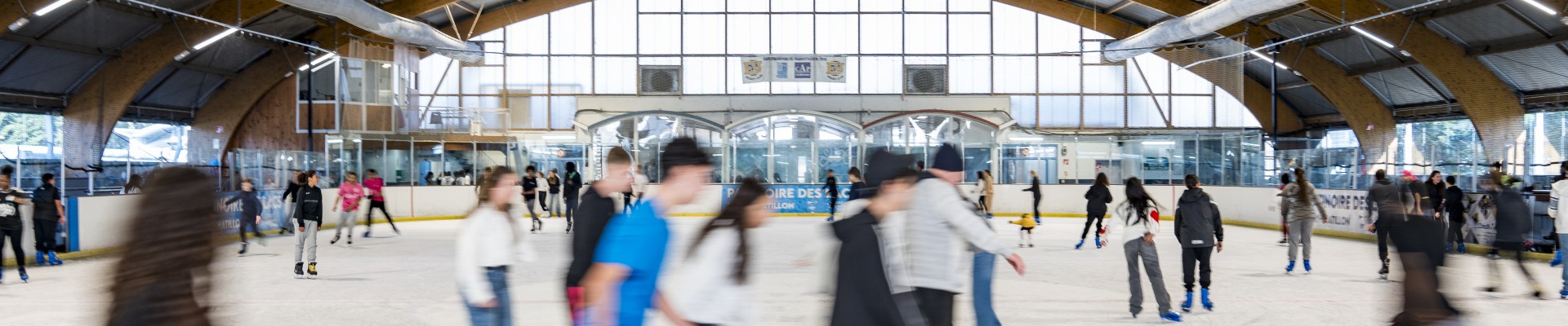 Vue intérieure de la patinoire avec des patineurs