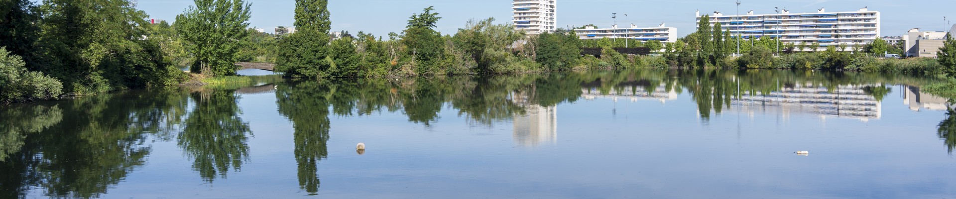 Vue sur le lac, des immeubles au fond