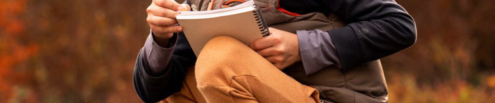 enfant qui note quelque chose dans la nature