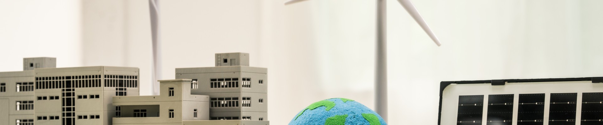 éoliennes, planète, panneau solaire, immeubles, ampoule et voitures vertes