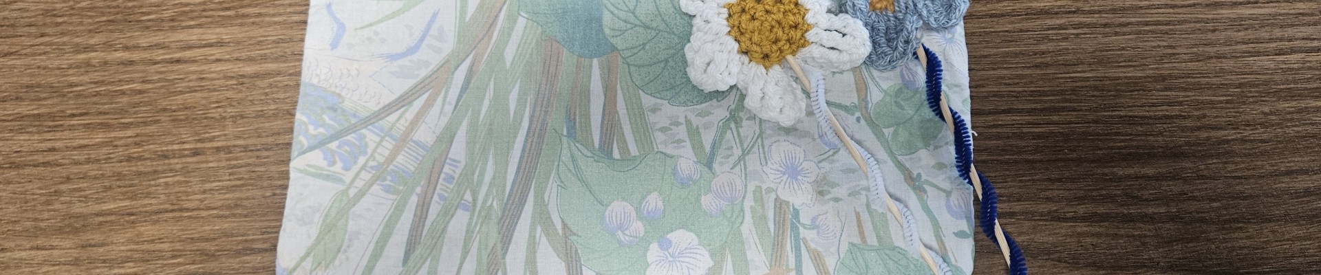 bouillote en tissu recyclé posée sur une table