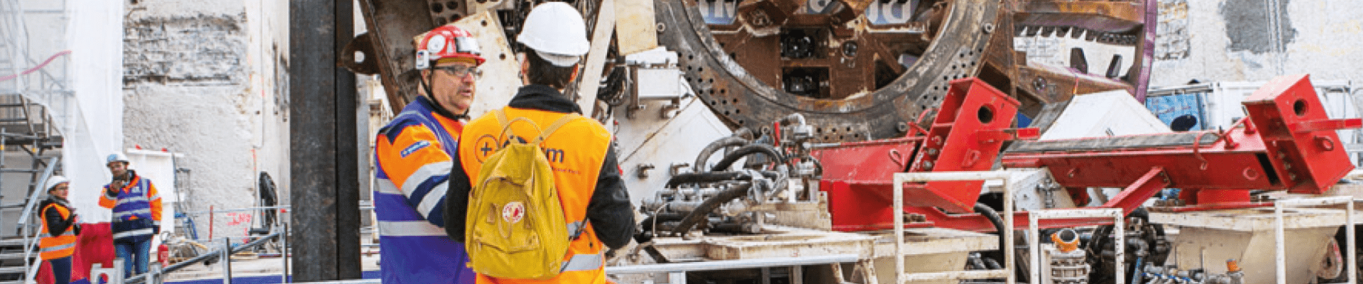 deux ouvriers devant un tunnelier du GPE