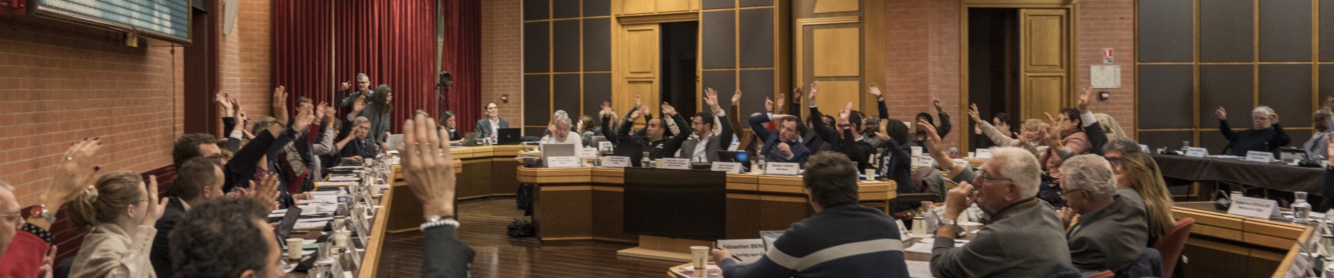 Les membres du conseil votant dans la salle du conseil de Vitry