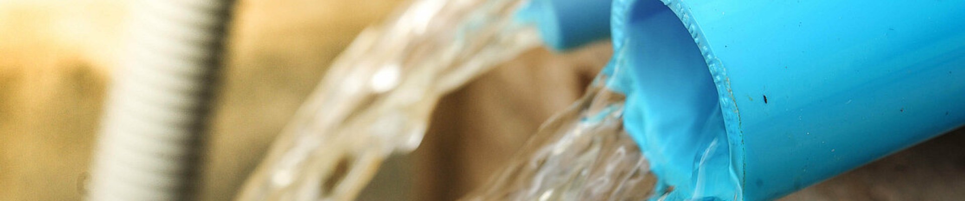 tuyaux d'où coulent de l'eau