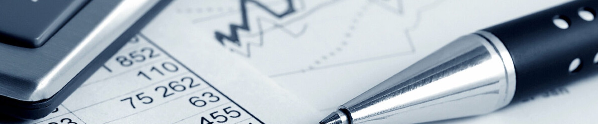 Une calculette, un stylo, des chiffres et un graphique