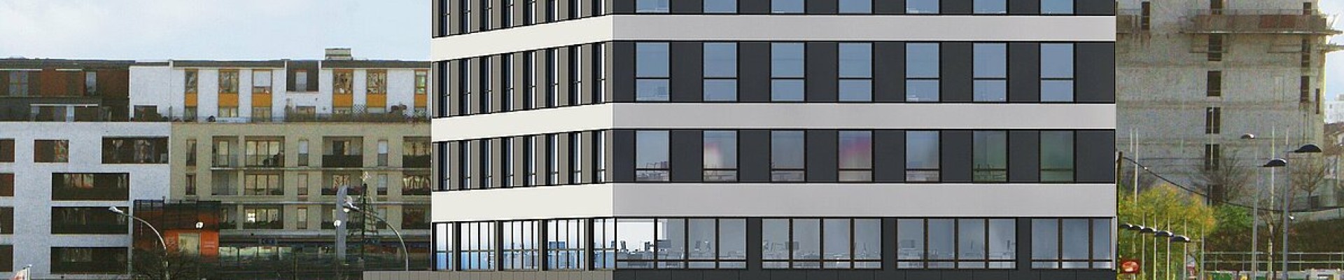 Plan rapproché sur un immeuble de bureaux avec d'autres immeubles en fond