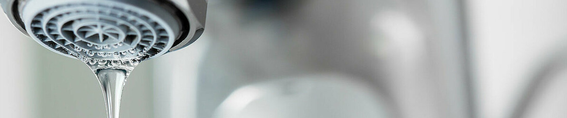 Une goutte d'eau tombe d'un robinet