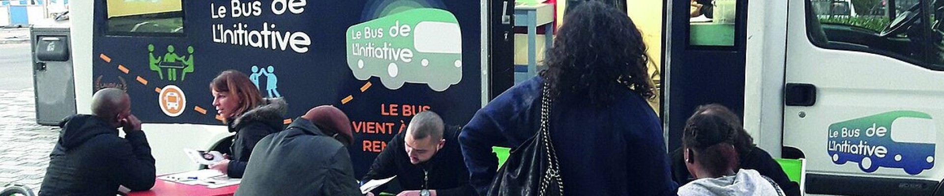 Des habitants consultent les animateurs du bus de l'initiative
