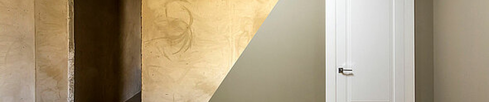 Un mur d'appartement coupé en deux : à gauche en mauvais état, à droite rénové (sol, plafond, murs et porte neuve)