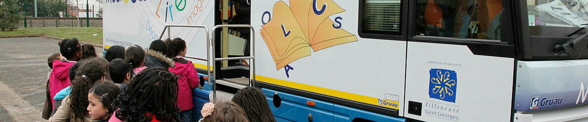 Mediabus ouvert et enfants devant