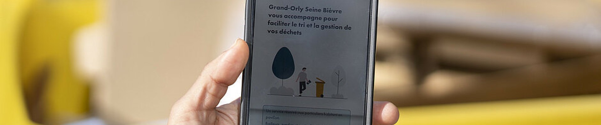 Un smartphone dans une main ouvert sur l'appli
