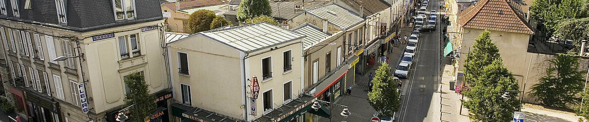 Vue aérienne quartier de ville avec tabac au premier plan