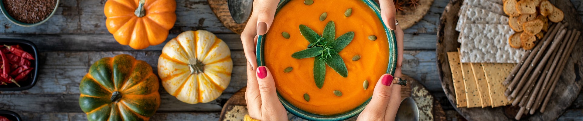 deux personnes tenant un plat de soupe