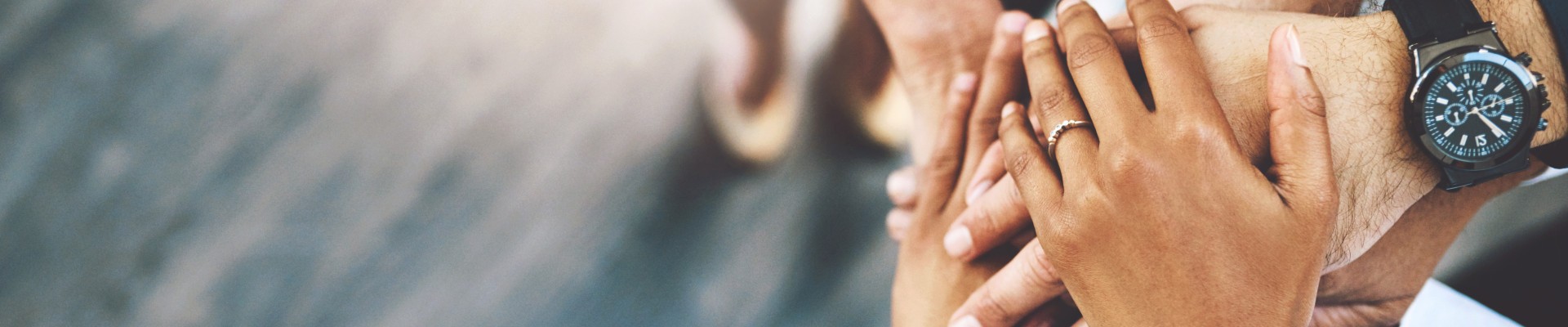 Des mains posées les unes sur les autres