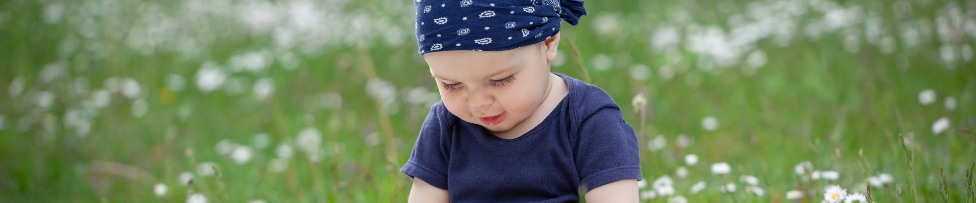 enfant assis dans un champ