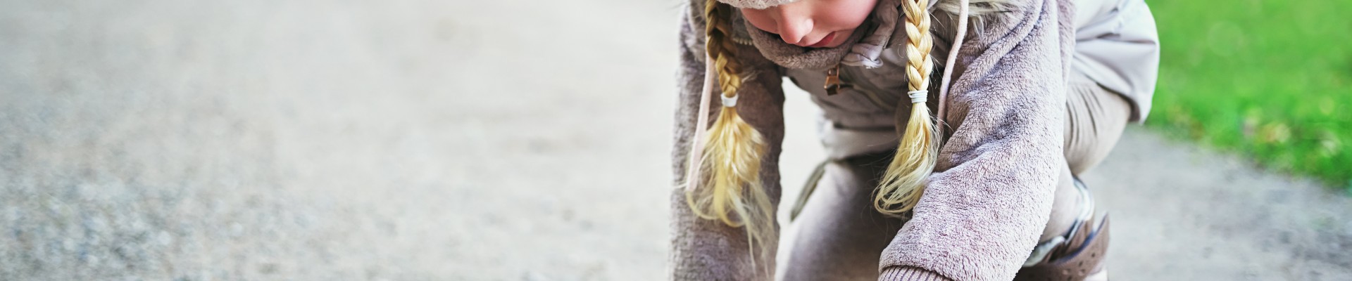 enfant qui joue sur le sol