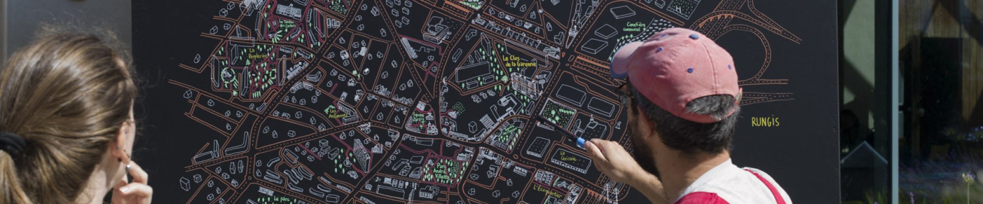 Deux personnes devant une carte dessinée de la ville de Fresnes