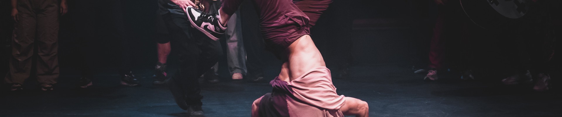 Un danseurs et plusieurs musiciens