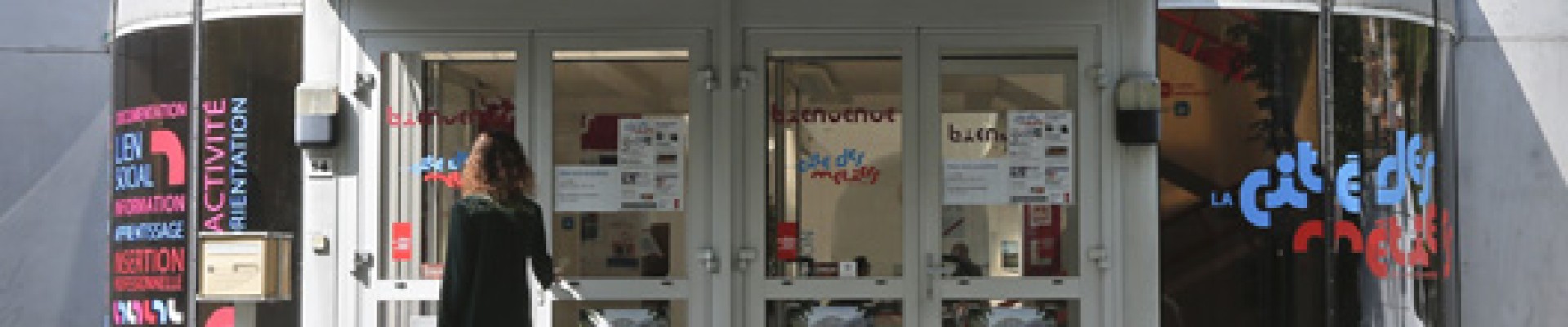 Façade du bâtiment avec un toit rond