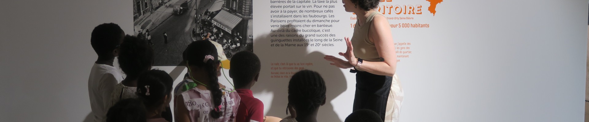 Guide et enfants dans l'exposition lors d'une visite guidée