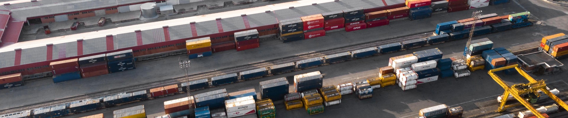 Vue aérienne représentant des containers le long de rails sur un site de logistique