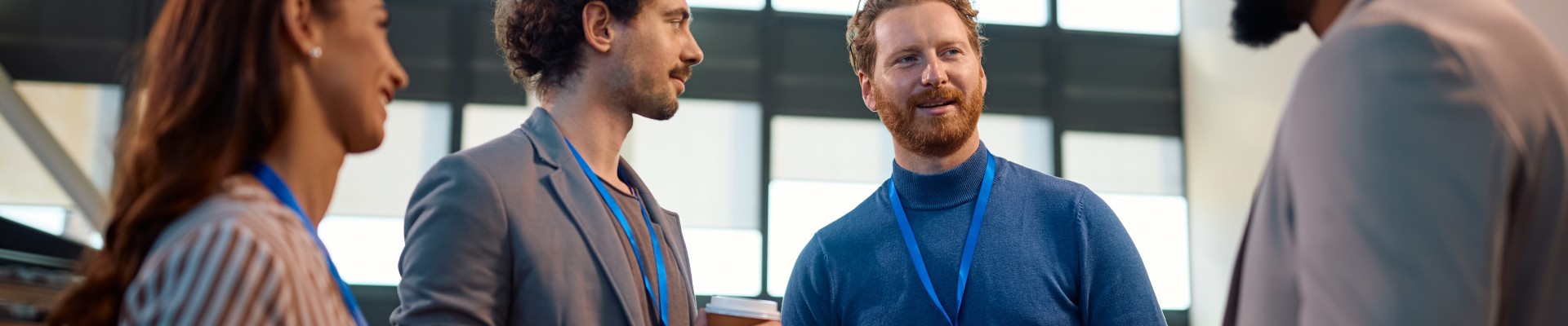 Des personnes qui discutent