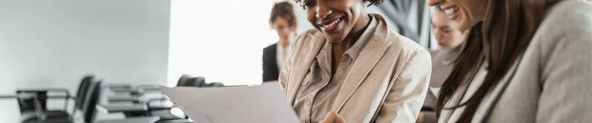 Photo de 2 femmes travaillant ensemble