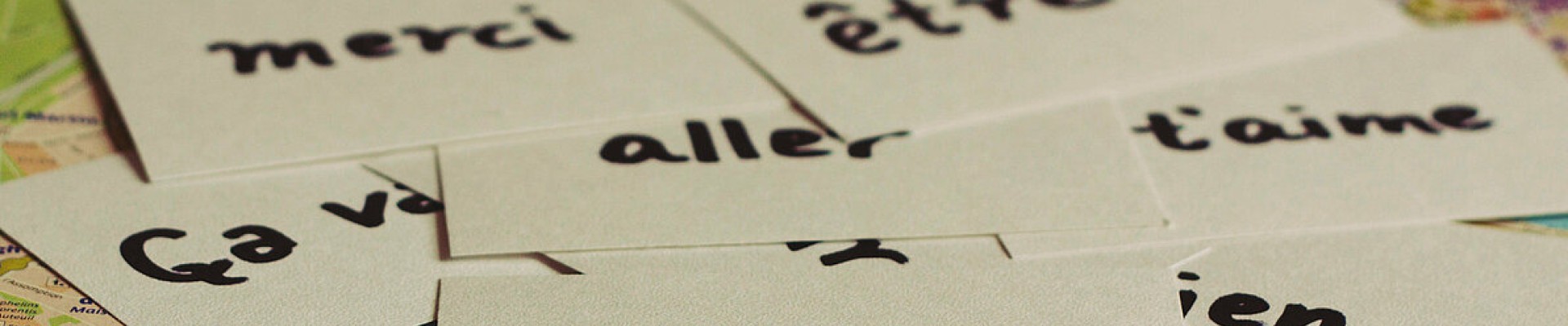 Étiquettes avec des mots écrits à la main, comme bonjour, merci, ça va ?