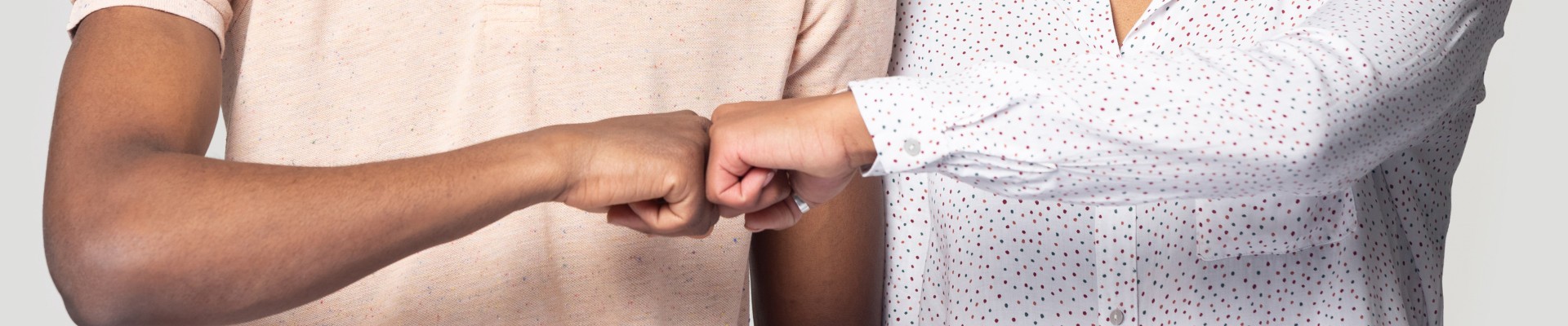 Un homme et une femme se font un check