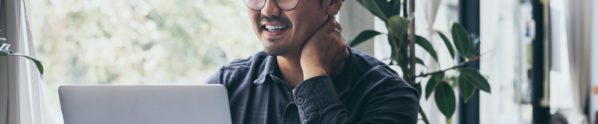 Une personne sourit en regardant l'écran de son portable