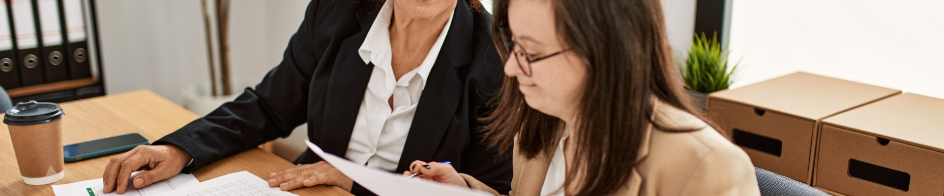 Une femme montre des dossiers à une autre femme