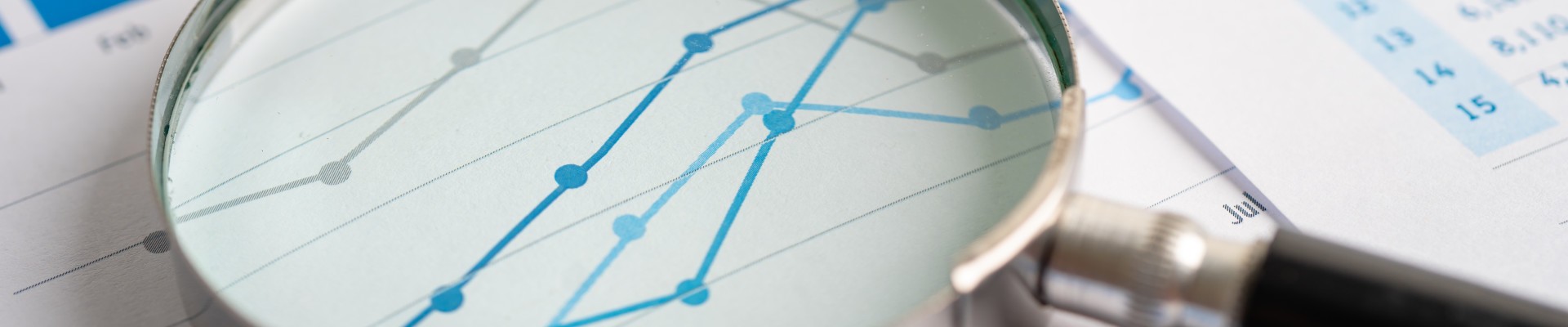 une loupe sur un graphique