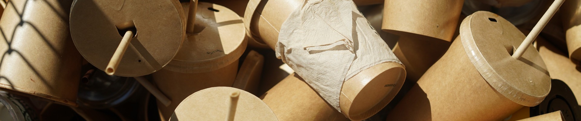 Des gobelets en carton jetés en vrac