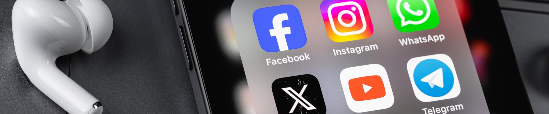 Un écran de téléphone avec plusieurs icônes de réseaux sociaux