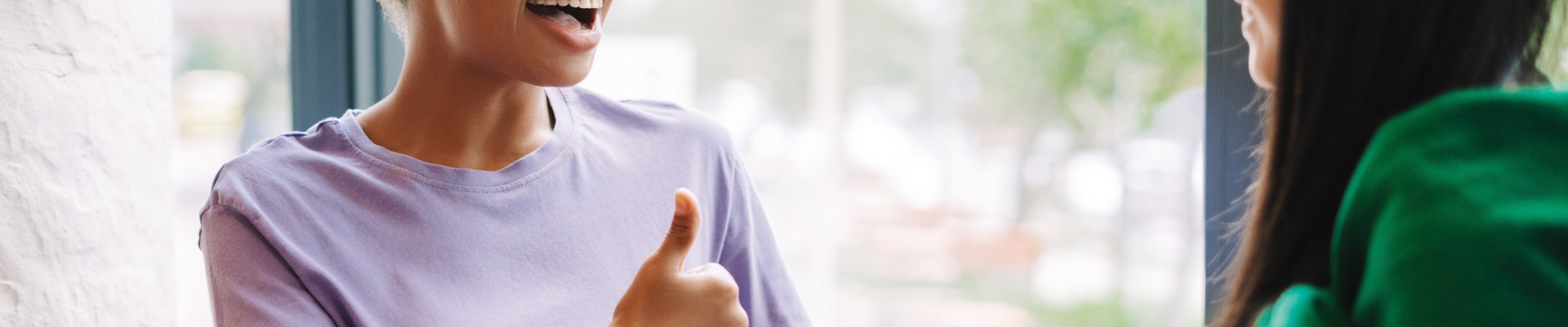 2 femmes communiquent en langage des signes