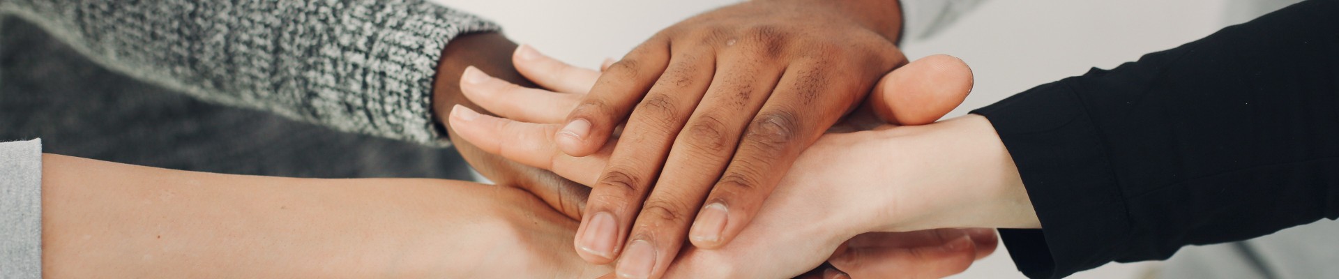 Mains jointes en signe de solidarité