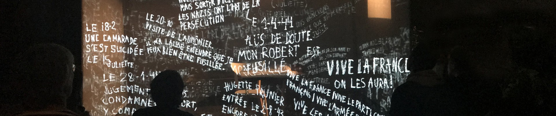 Spectateurs et spectatrices devant des reproductions de graffitis